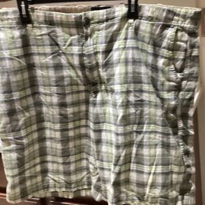 Men’s size 44 IZod plaid shorts